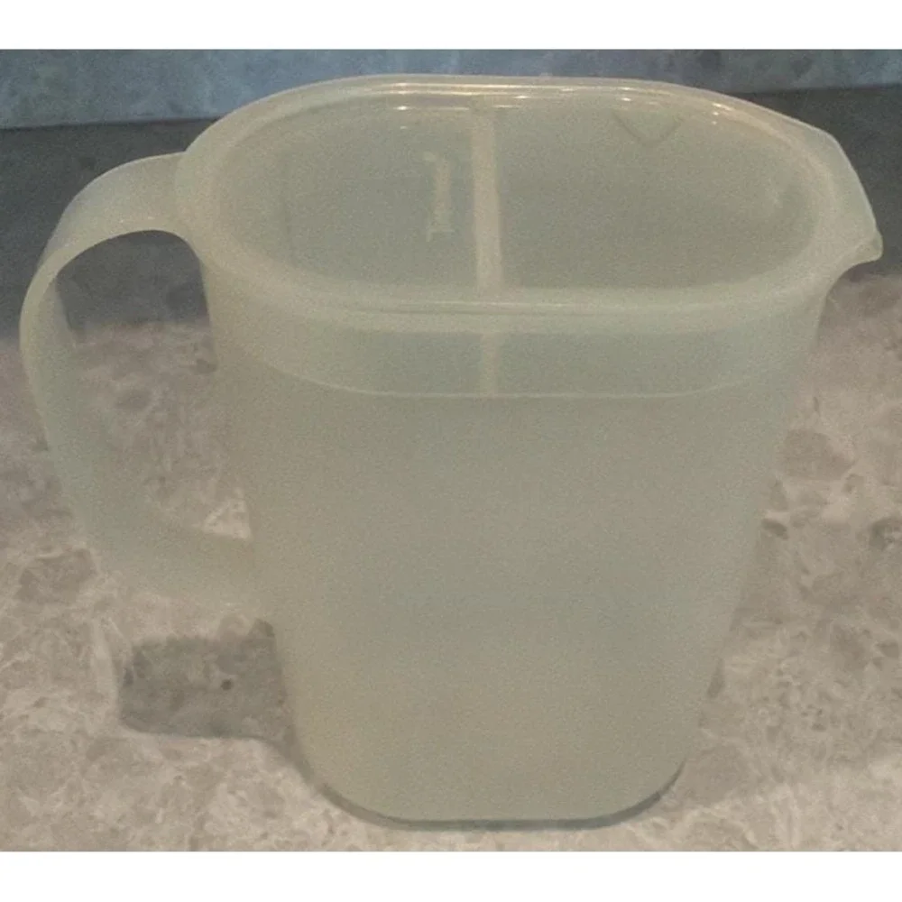 Tupperware Vintage 1 Quart Pitcher